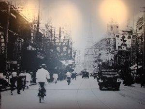 中央やや右寄りに東亜飯店が見える