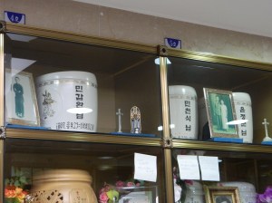 閔甲完の骨壺（左上）と閔千植夫妻の骨壺（右上）